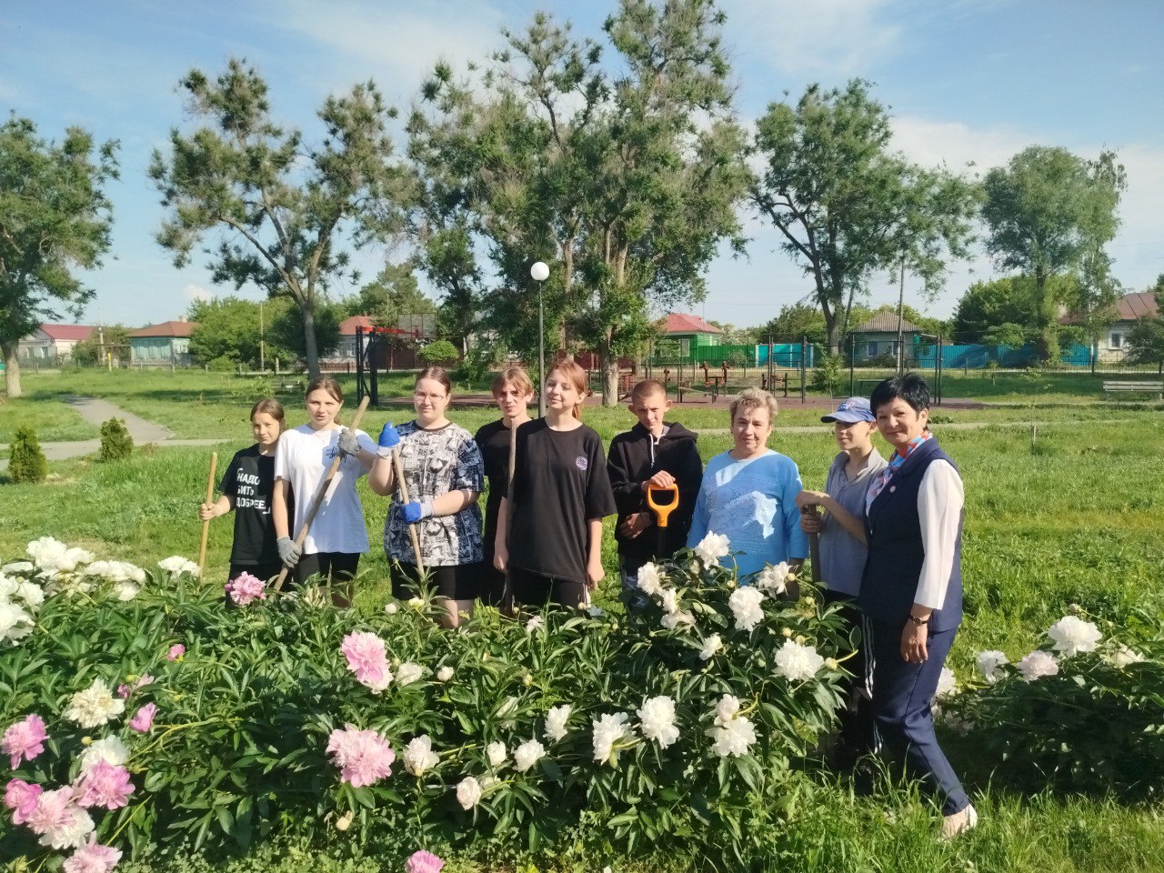 Подростки помогают в благоустройстве поселка.