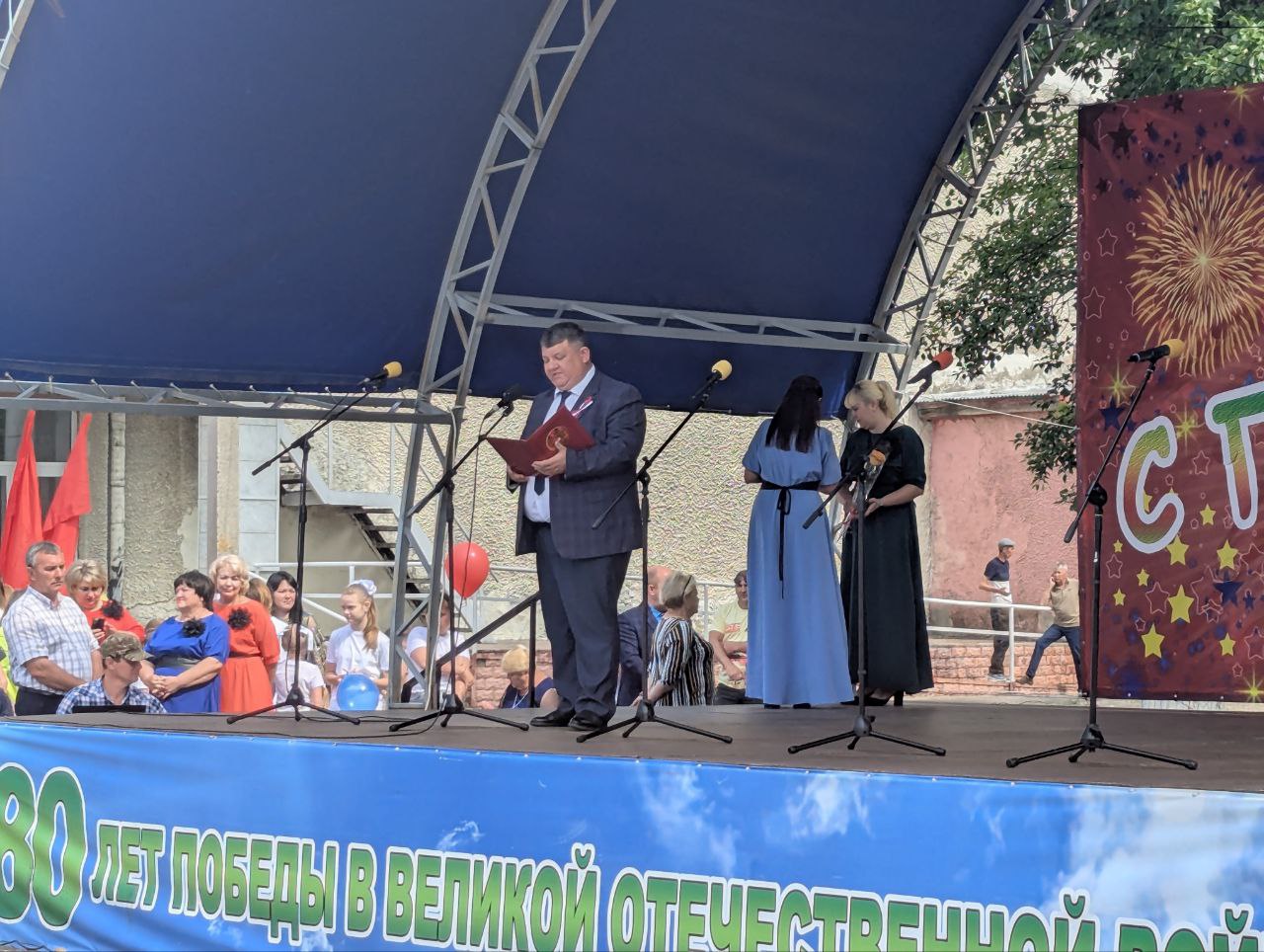 На Красной площади Самойловки прошел праздничный концерт.