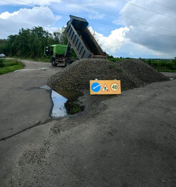 В районе активно ведутся работы по ремонту автодорог.