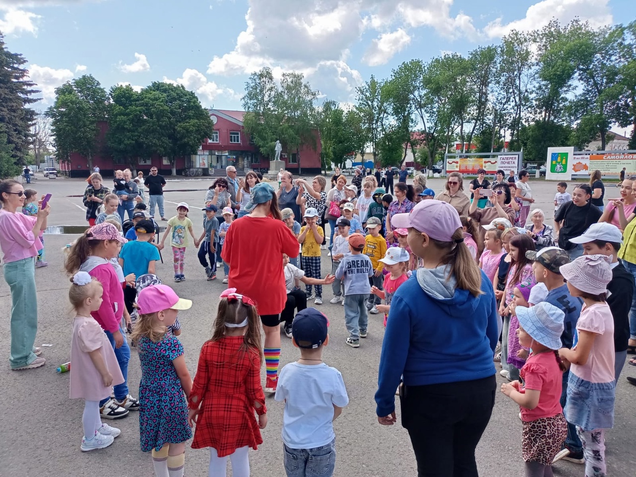 На Красной площади Самойловки прошло праздничное мероприятие.