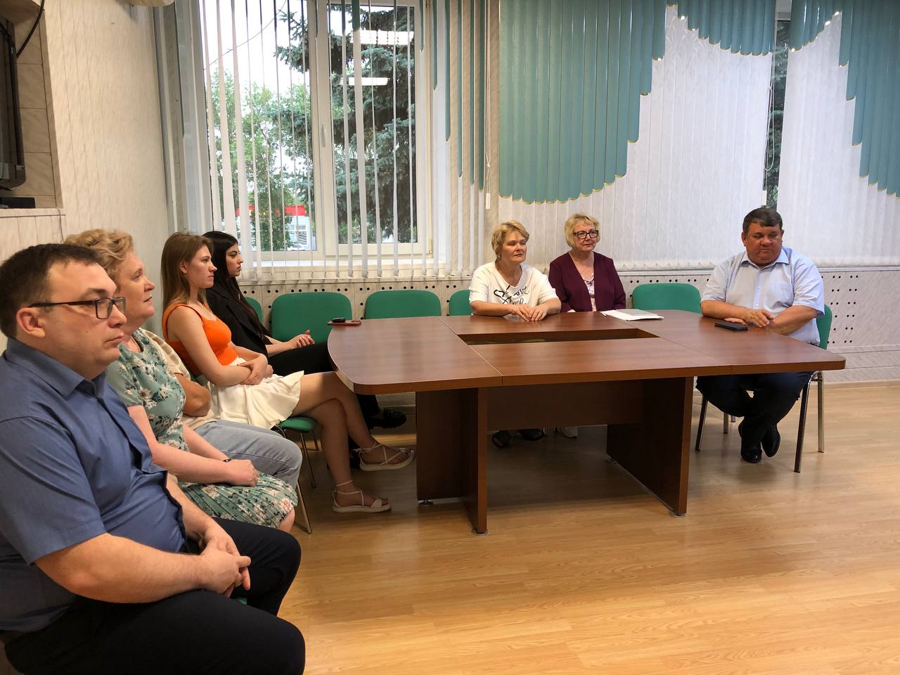 Глава Самойловского района встретился с выпускниками.