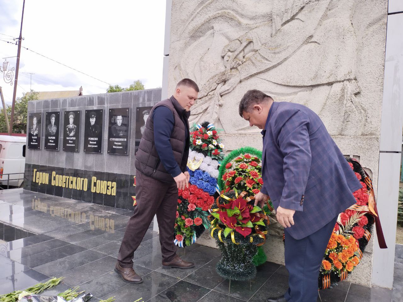 В р.п. Самойловке прошел митинг у стелы &quot;Вечная слава. Вечная память&quot;.