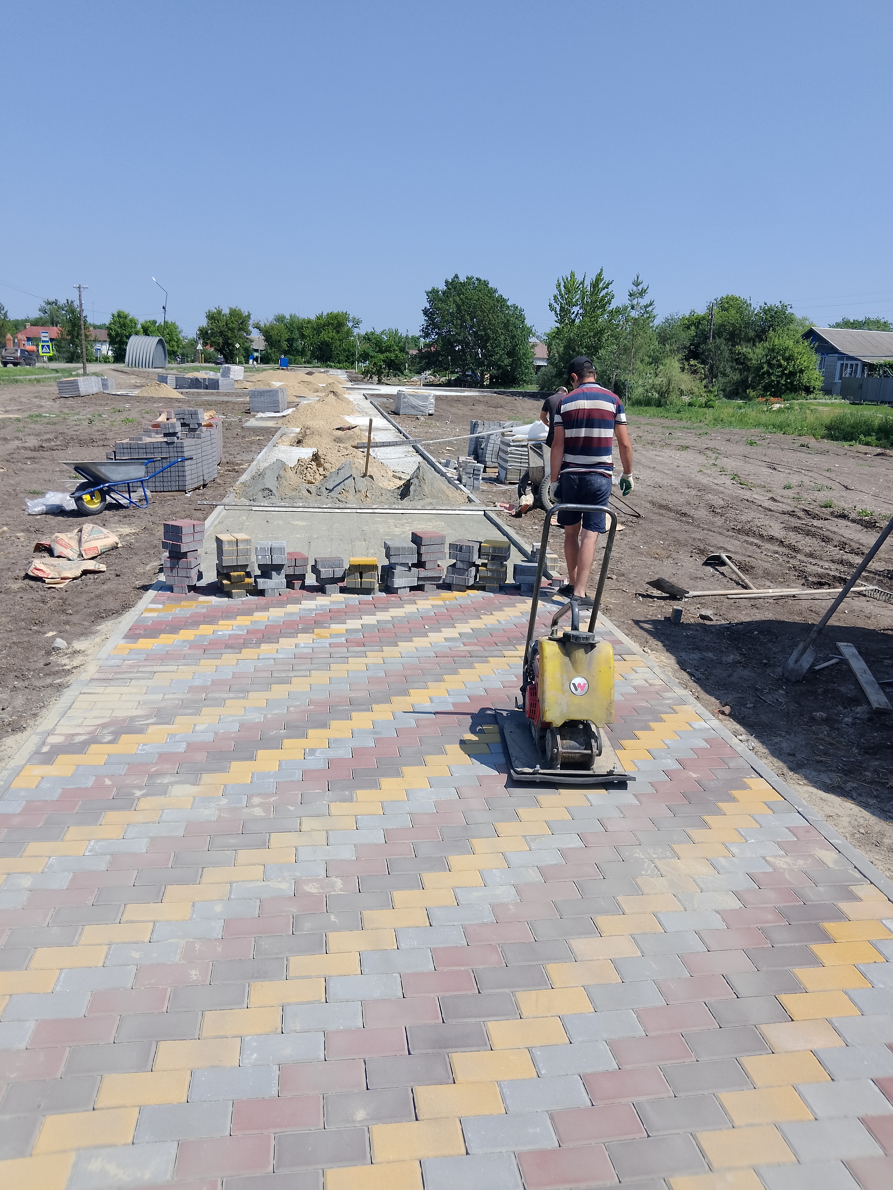В Самойловке идут работы по обустройству нового общественного пространства.