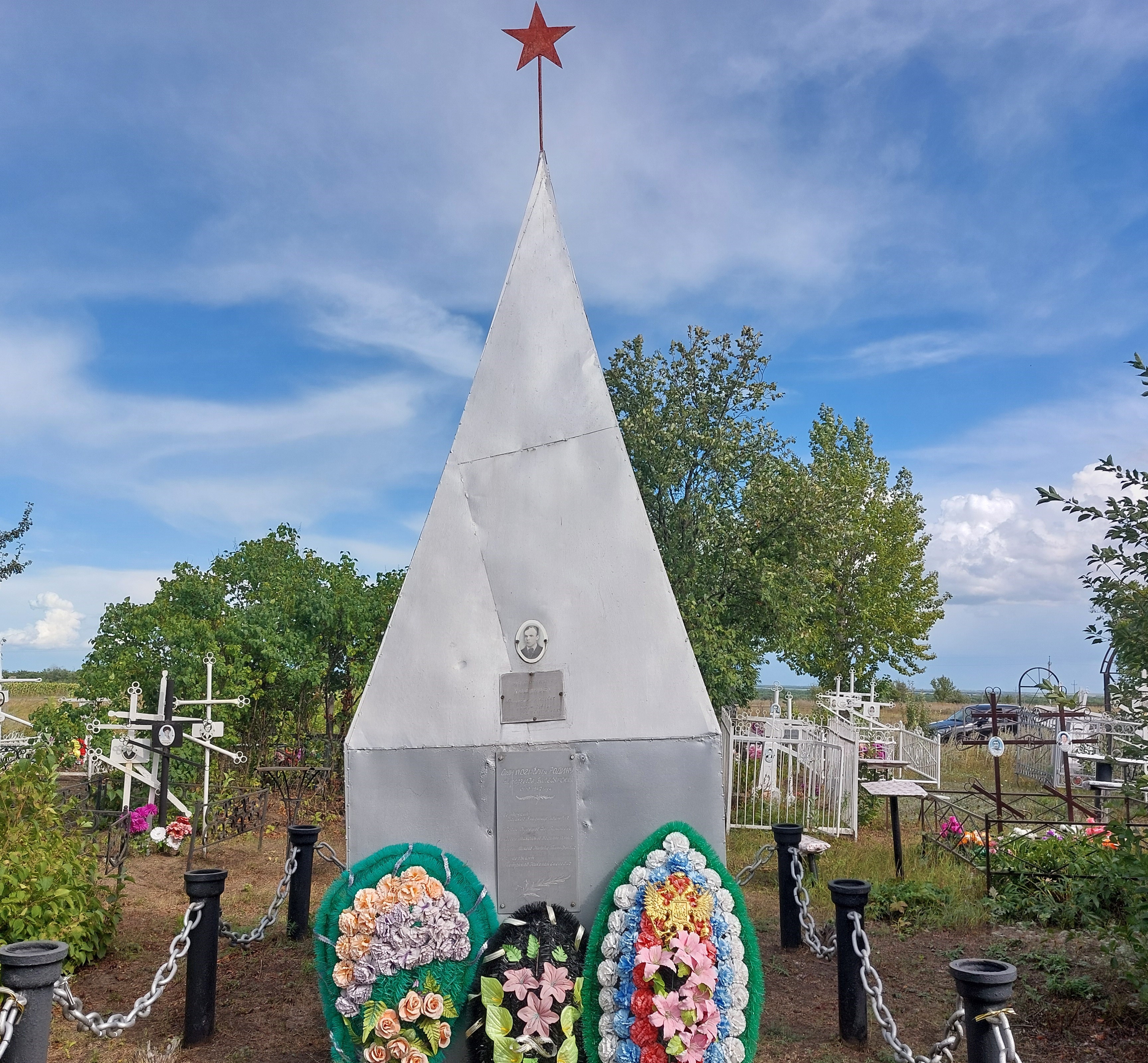 Братская могила, в которой похоронены воины Советской Армии, погибшие на Зелесянском ж/д разъезде во время бомбежки 1942 г..