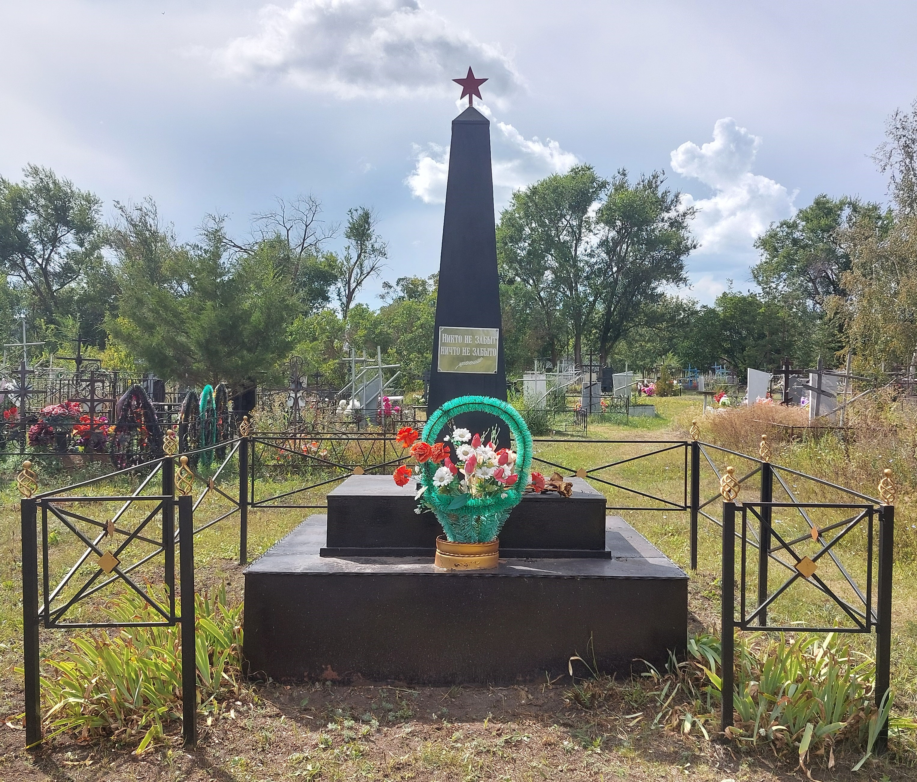 Памятник землякам, погибшим в годы Великой Отечественной войны, (братская могила).